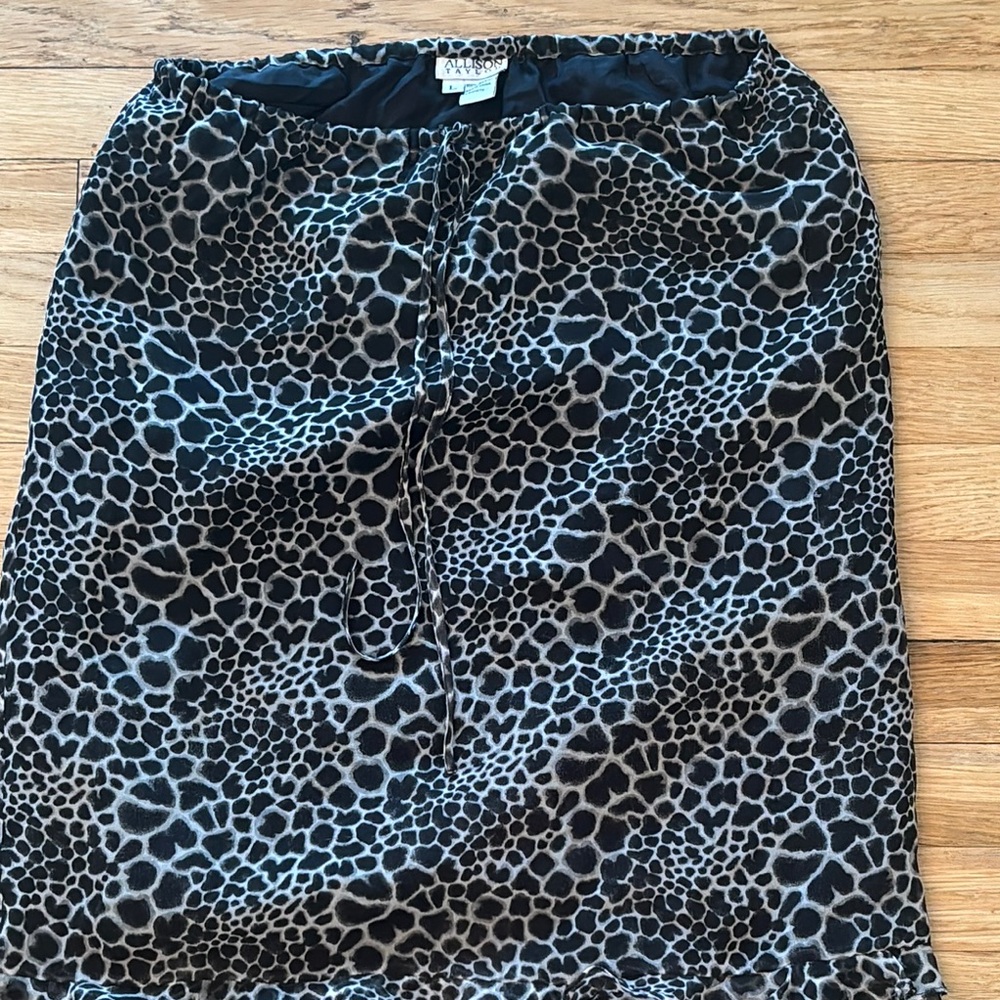 Carrie Bradshaw-Core Leopard Mesh Skirt – Fits M–L